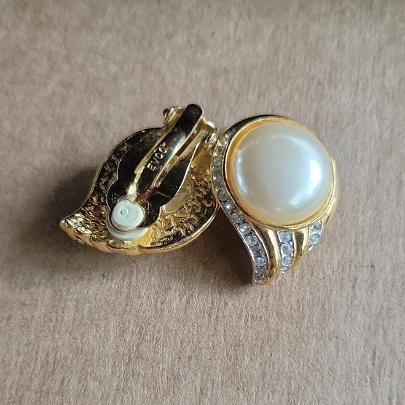 Elegant Gold and Pearl Earrings - Picture 2 of 4